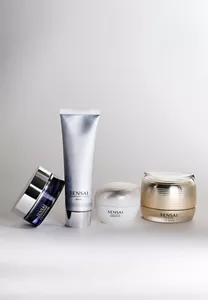 Feuchtigkeitsmasken von SENSAI nebeneinander auf einer weißen Oberfläche vor einem neurtralen Hintergrund